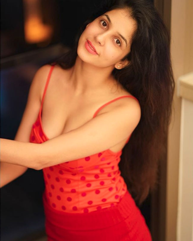 Kaashish Vohra Instagram Photos